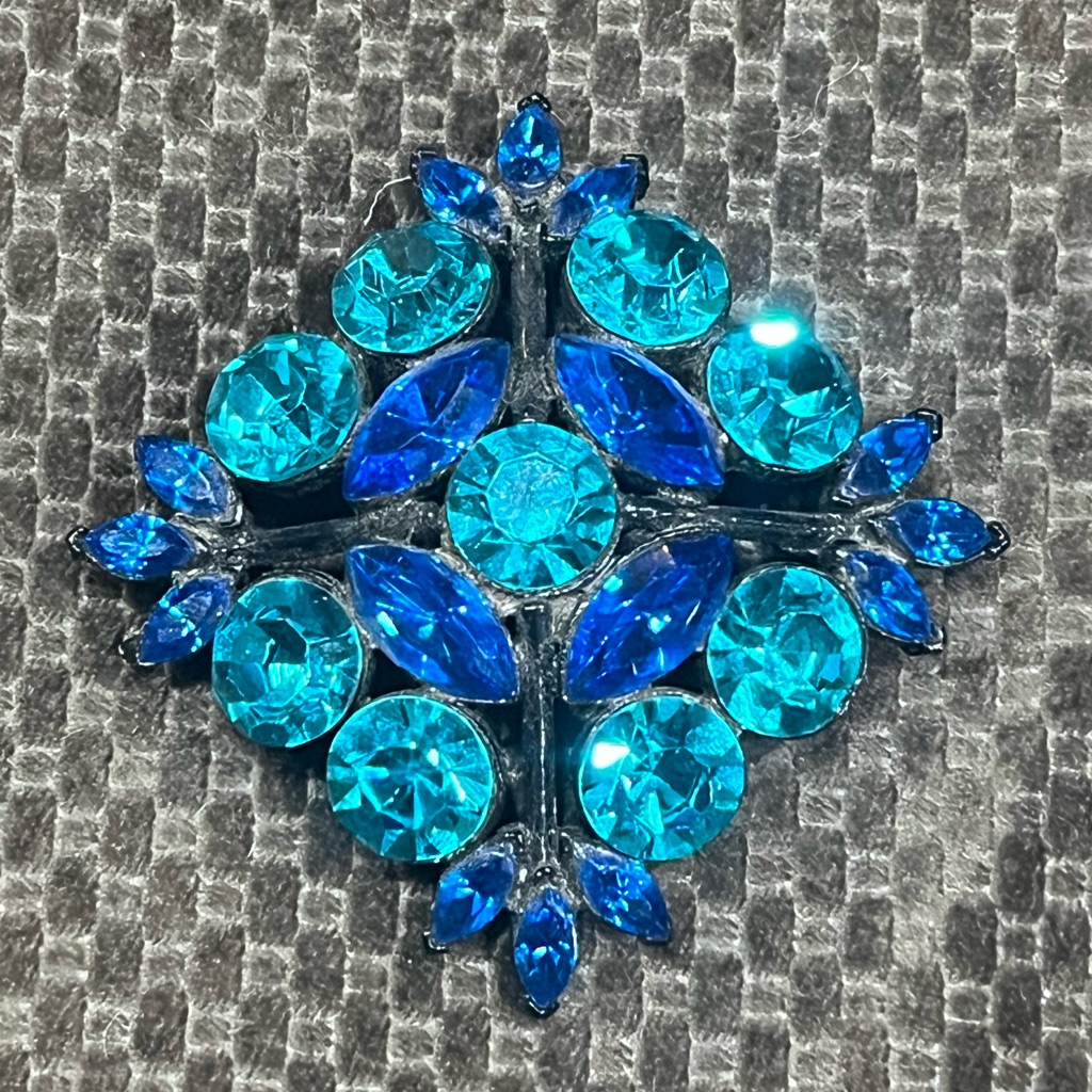 Weiss Signed Brooch 42$